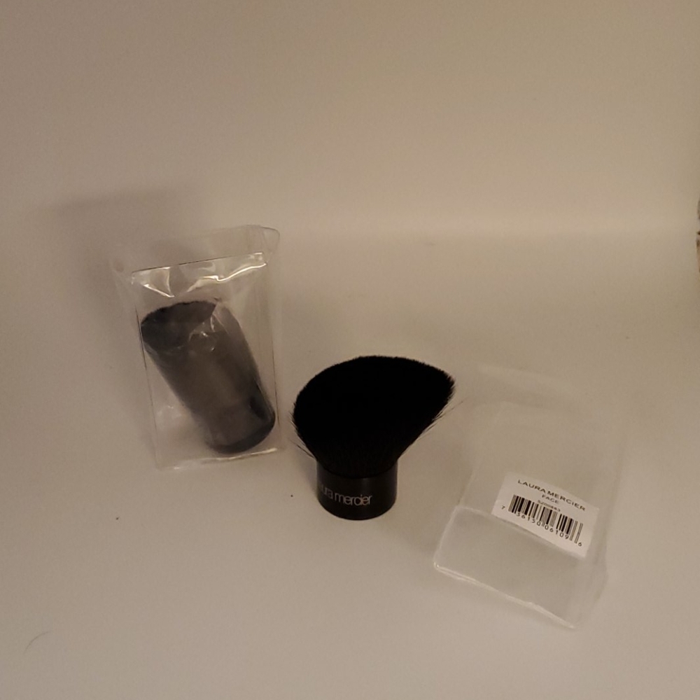 Laura mercier face brush